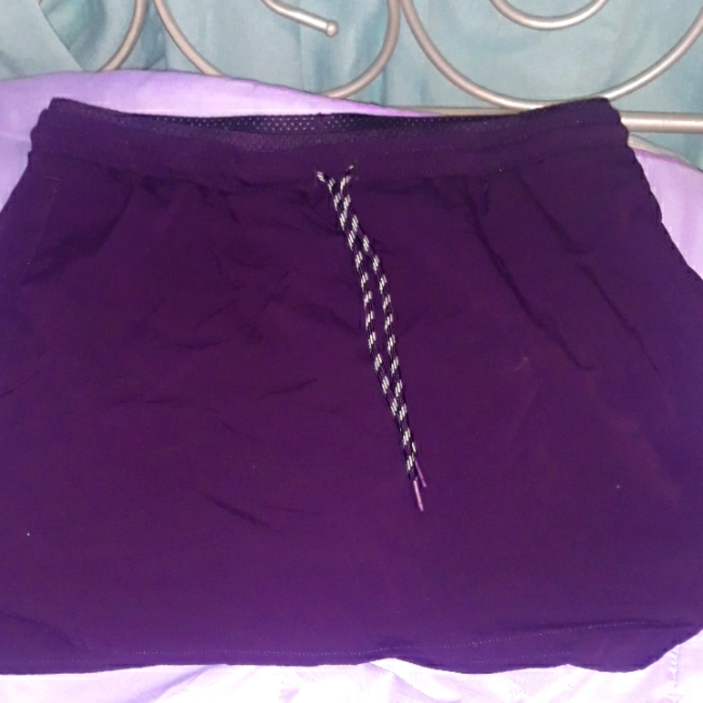 Woven trek skort color is plum night